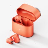 Die Nothing CMF Clip Pro setzen auf ein ungewöhnliches Design mit Smart Dial an der Ladehülle.