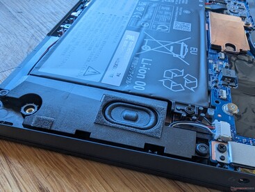 2x 2-W-Stereo-Lautsprecher in den vorderen Ecken