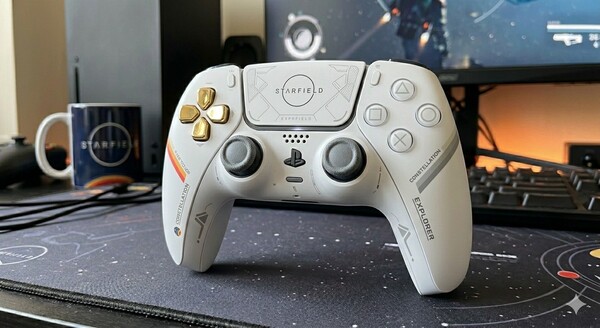 Ein DualSense Wireless-Controller in der Starfield Limited Edition, entworfen von Gemini