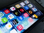 Smartphone-Bildschirm mit vielen App-Symbolen in Nahaufnahme