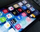 Smartphone-Bildschirm mit vielen App-Symbolen in Nahaufnahme