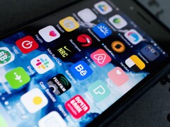 Smartphone-Bildschirm mit vielen App-Symbolen in Nahaufnahme