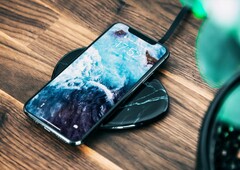 Apple soll eine fortschrittliche Version von Reverse Wireless Charging für künftige iPhones entwickeln. (Bild: Pontus Wellgraf)