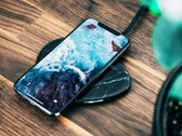 Apple soll eine fortschrittliche Version von Reverse Wireless Charging für künftige iPhones entwickeln. (Bild: Pontus Wellgraf)