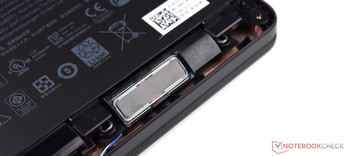 Vorderseitig befinden sich die beiden Lautsprecher.