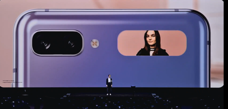 Das kleine Außendisplay kann notfalls auch zur Selfie-Kontrolle genutzt werden.