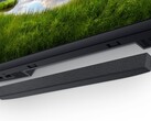 Die Dell Slim Soundbar hält magnetisch am Monitor, durch die kompakte Größe sollen die Anpassungsmöglichkeiten vom Standfuß nicht beeinträchtigt werden. (Bild: Dell)