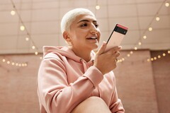 Nach dem Auspacken des Pixel 6 und des Pixel 6 Pro steht bereits das erste Update bereit. (Bild: Google)