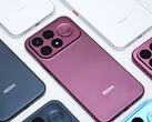 Das Redmi K100 Pro Max wird es in vielen Farben geben, neu ist ein schickes Himmelblau, das hier rechts unten andeutungsweise zu sehen ist.