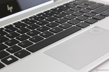 Bei Zeigerbewegungen bleiben die Finger öfter mal hängen. Das straffe Feedback der Tastatur ist aber gerade für diese Größenordnung sehr gut.