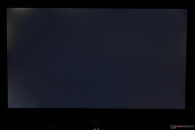 Moderates, ungleichmäßiges Backlight-Bleeding an der linken Kante und in den Ecken des Displays