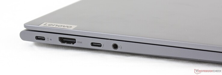 Links: USB Type-C w/ DisplayPort, HDMI, USB Type-C + DisplayPort, 3.5 mm Kombo-Audio (Bild zeigt die Intel-Version. Die AMD-Version kommt ohne das Thunderbolt-3-Logo neben dem USB-C-Port)