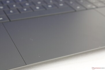 Das Clickpad ist viel größer als zuvor und erstreckt sich von der Unterkante der Tastatur bis zur Vorderkante des Gehäuses