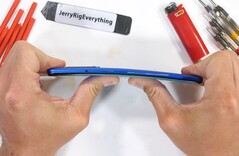 Das OnePlus 8 Pro bewährt sich im Durability-Test des YouTube-Channels JerryRigEverything.