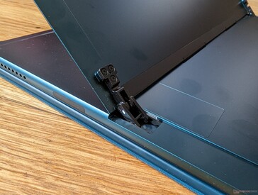 Eingebauter Standfuß; die Außenseite ist aus einem Guss