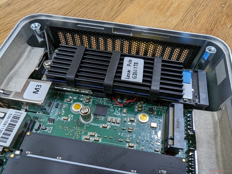 Unterstützt bis zu zwei interne SSDs. Überraschenderweise ist die primäre SSD mit einem eigenen Kühlkörper ausgestattet, trotz der budgetorientierten Preisklasse.