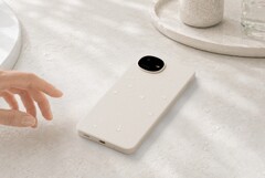 Das Sharp Aquos Wish 6 setzt auf ein ungewöhnliches Design mit rundem Kameramodul.