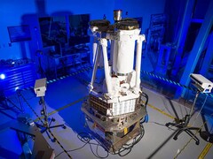 Das IXPE-Weltraumobservatorium in einer Testanlage (Bildquelle: Ball Aerospace; beschnitten)