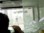Fast 2.000 Mitarbeiter einer Wistron-Fabrik in Indien randalieren, da sie nicht wie vereinbart bezahlt wurden. (Bild: TOI Bengaluru, Twitter)