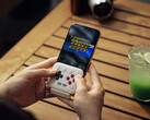 Das 8BitDo FlipPad kann per USB-C an Smartphones angeschlossen werden