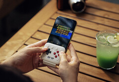 Das 8BitDo FlipPad kann per USB-C an Smartphones angeschlossen werden