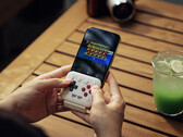 Das 8BitDo FlipPad kann per USB-C an Smartphones angeschlossen werden