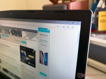 Matter Bildschirm mit breiten Bildschirmrändern. Einen randlosen Bildschirmschutz aus Glas gibt es nicht