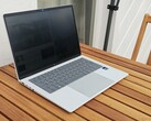 Das HP EliteBook X G2i - obwohl der Bildschirm auf volle Helligkeit eingestellt und SureView deaktiviert ist, ist das LCD von der Seite aus nicht lesbar
