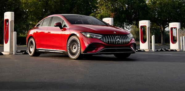 Mercedes-Benz goes Tesla: Auch Mercedes nutzt Elon Musks Tesla NACS Supercharger Ladenetz in Nordamerika.