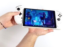 Der OneXPlayer 2 setzt auf drahtlose Controller, die magnetisch am Gaming-Handheld befestigt werden. (Bild: ETA Prime / YouTube)