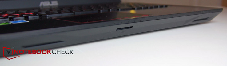 vorne: Lautsprecher und Speicherkartenlesegerät