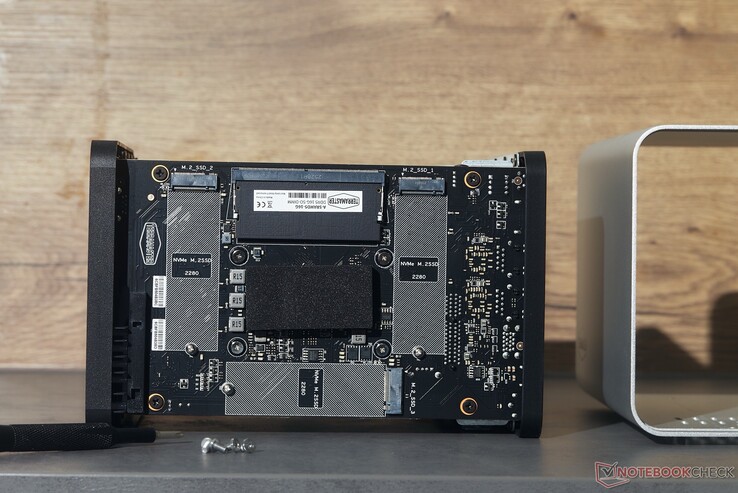 Um den Arbeitsspeicher und die drei SSD-Slots zu erreichen, müssen nur vier Schrauben gelöst werden.