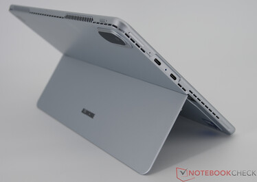 Links: Lautstärkewippe, 2x USB-C 3.1 Gen.1 (full-function (USB3.0/2.0, RJ45, HDMI)