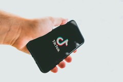 Einige TikTok-Stars könnten einige hundert Tausend Euro abstauben, wenn sie zu Instagram wechseln. (Bild: Kon Karampelas, Unsplash)