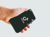 Einige TikTok-Stars könnten einige hundert Tausend Euro abstauben, wenn sie zu Instagram wechseln. (Bild: Kon Karampelas, Unsplash)