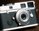 Das Brightin Star 28 mm f/2.8 Vollformat-Objektiv ist kaum größer als ein Gehäuse-Deckel.