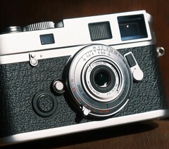 Das Brightin Star 28 mm f/2.8 Vollformat-Objektiv ist kaum größer als ein Gehäuse-Deckel.