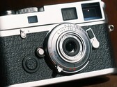 Das Brightin Star 28 mm f/2.8 Vollformat-Objektiv ist kaum größer als ein Gehäuse-Deckel.