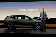 Volvo EX60: Selbstbewusster Auftritt des neuen Premium-Elektro-SUV. Das schwedische E-SUV-Modell fordert mit innovativer Elektroauto-Technik die deutsche Konkurrenz heraus (Bild: Volvo).