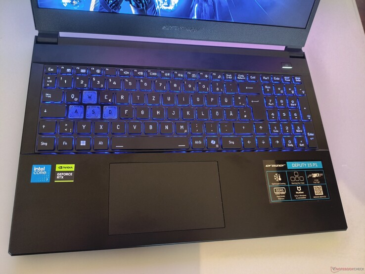 Tastatur mit blauer Beleuchtung: Medion Erazer Deputy 15 P1.