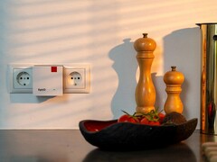 Der Fritz!Repeater 1200 AX nimmt nicht viel Platz ein, er kann direkt an die Steckdose gesteckt werden. (Bildquelle: Fritz! via MediaMarkt)