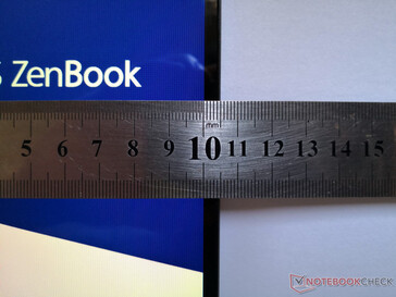 Schmale Einfassungen auf allen vier Seiten der Anzeige