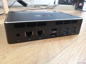 Rückseite: Netzteil, 2x 2.5 Gbps RJ-45, HDMI 2.0, DisplayAnschluss 1.4, 2x USB-A 3.0, 2x USB-A 2.0