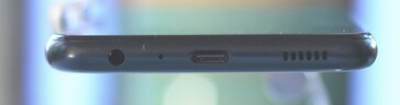 Unten: 3,5mm-Audioport, Mikrofon, USB-C-Port, Lautsprecher