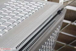 Lüftergrille zwichen den Scharnieren