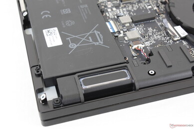 Tatsächlich hat das Blade 18 weniger Lautsprecher als das Blade 17 (6 vs. 8). Sie sitzen an den vorderen Ecken sowie entlang der Tastaturseiten und sind sowohl nach unten als auch oben gerichtet.