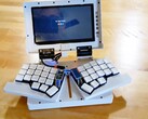 Der Chonky Palmtop setzt auf ein kleines Display und eine platzsparende, ergonomische Tastatur. (Bild: Daniel Norris)