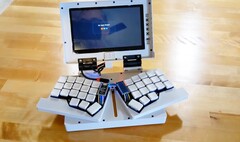 Der Chonky Palmtop setzt auf ein kleines Display und eine platzsparende, ergonomische Tastatur. (Bild: Daniel Norris)
