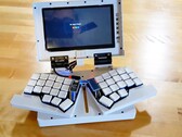 Der Chonky Palmtop setzt auf ein kleines Display und eine platzsparende, ergonomische Tastatur. (Bild: Daniel Norris)