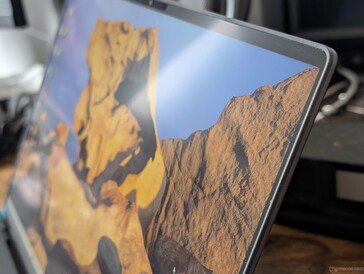 Hochwertiges IPS-Panel mit hervorragendem Kontrastverhältnis